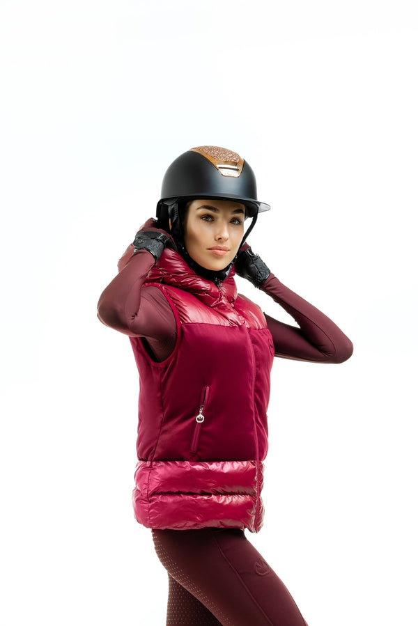 Zbliżenie na kamizelkę jeździecką Classy – połyskujący materiał i subtelne detale